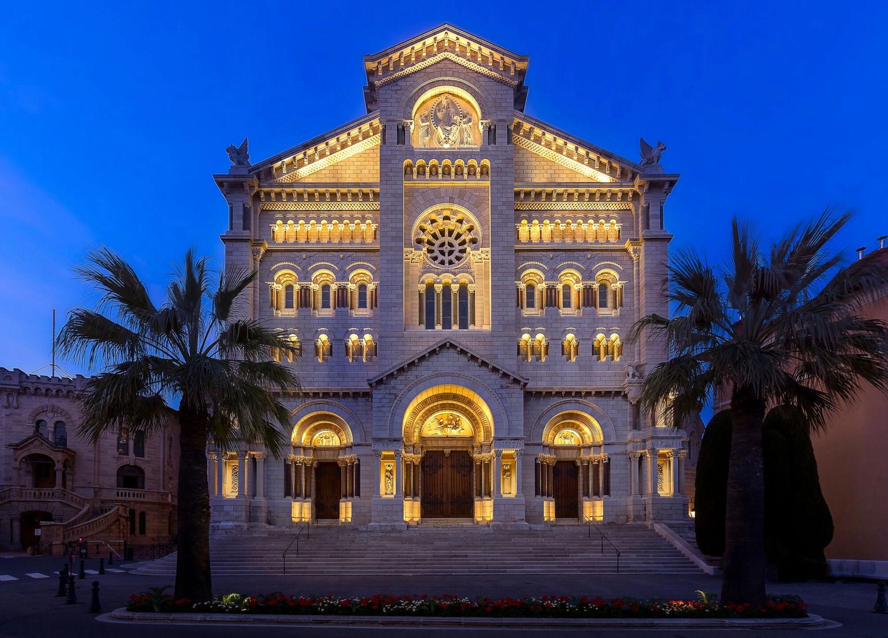 La façade de la cathédrale Notre-Dame-Immaculée de Monaco illuminée à la tombée de la nuit