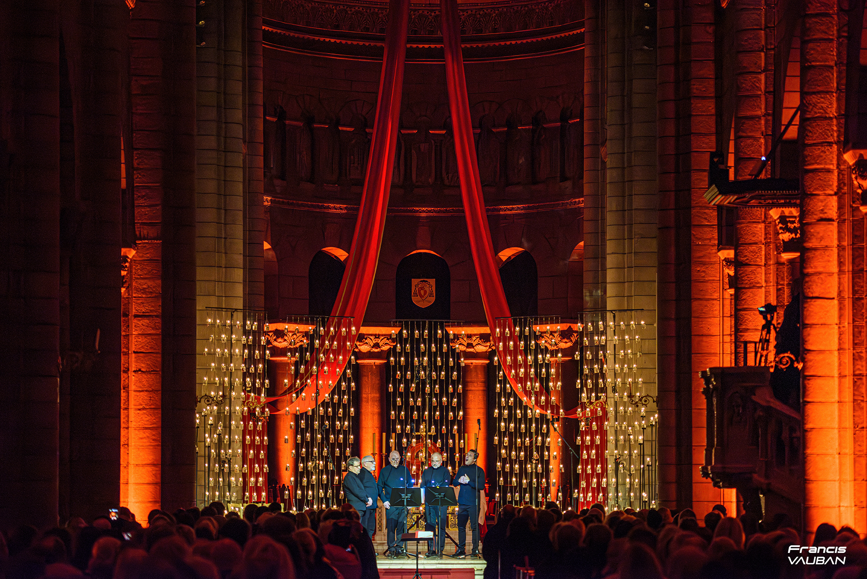 La cathédrale Notre-Dame-Immaculée de Monaco illuminée aux chandelles pendant un concert