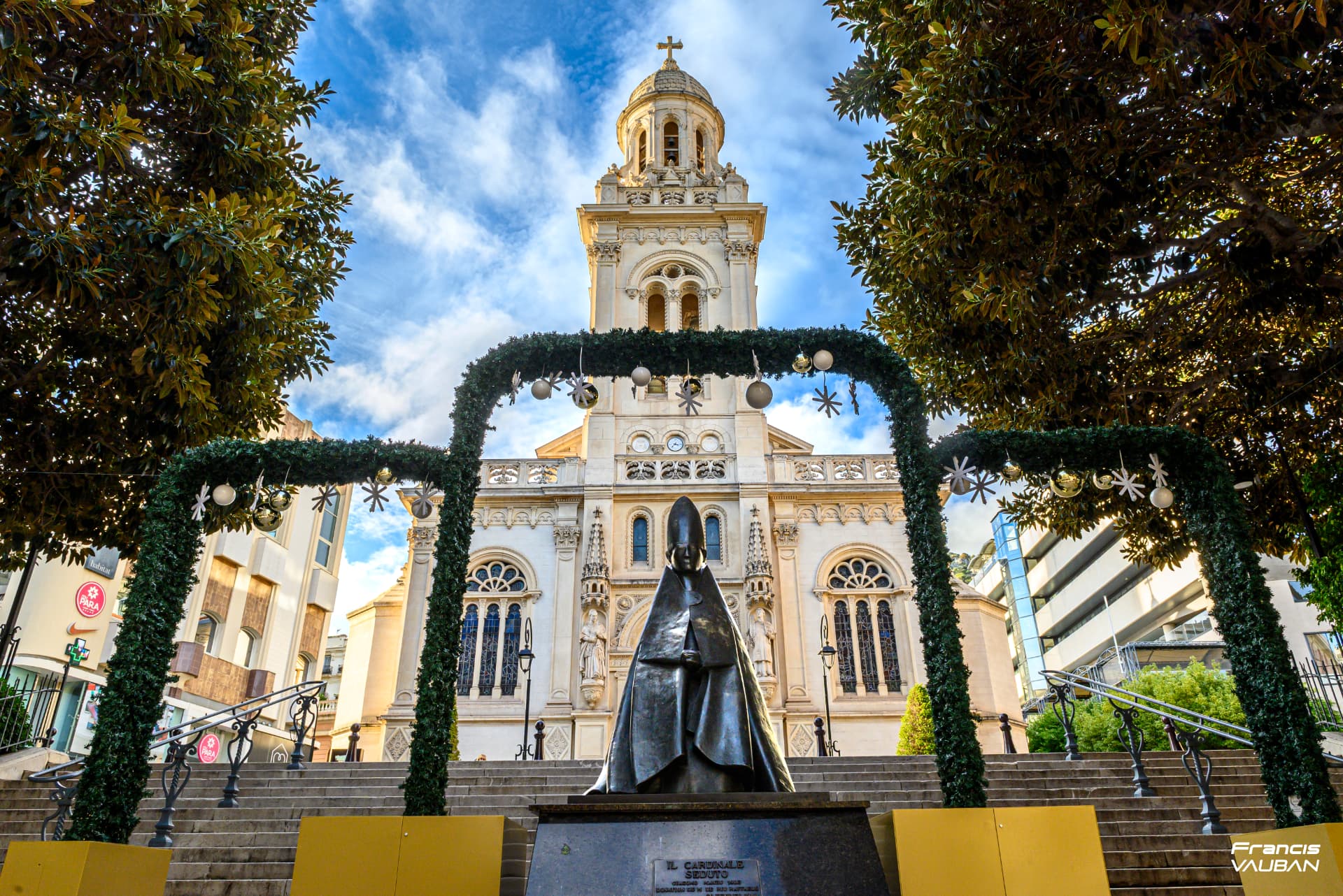L'extérieur d'un édifice religieux monégasque, son escalier et sa statue